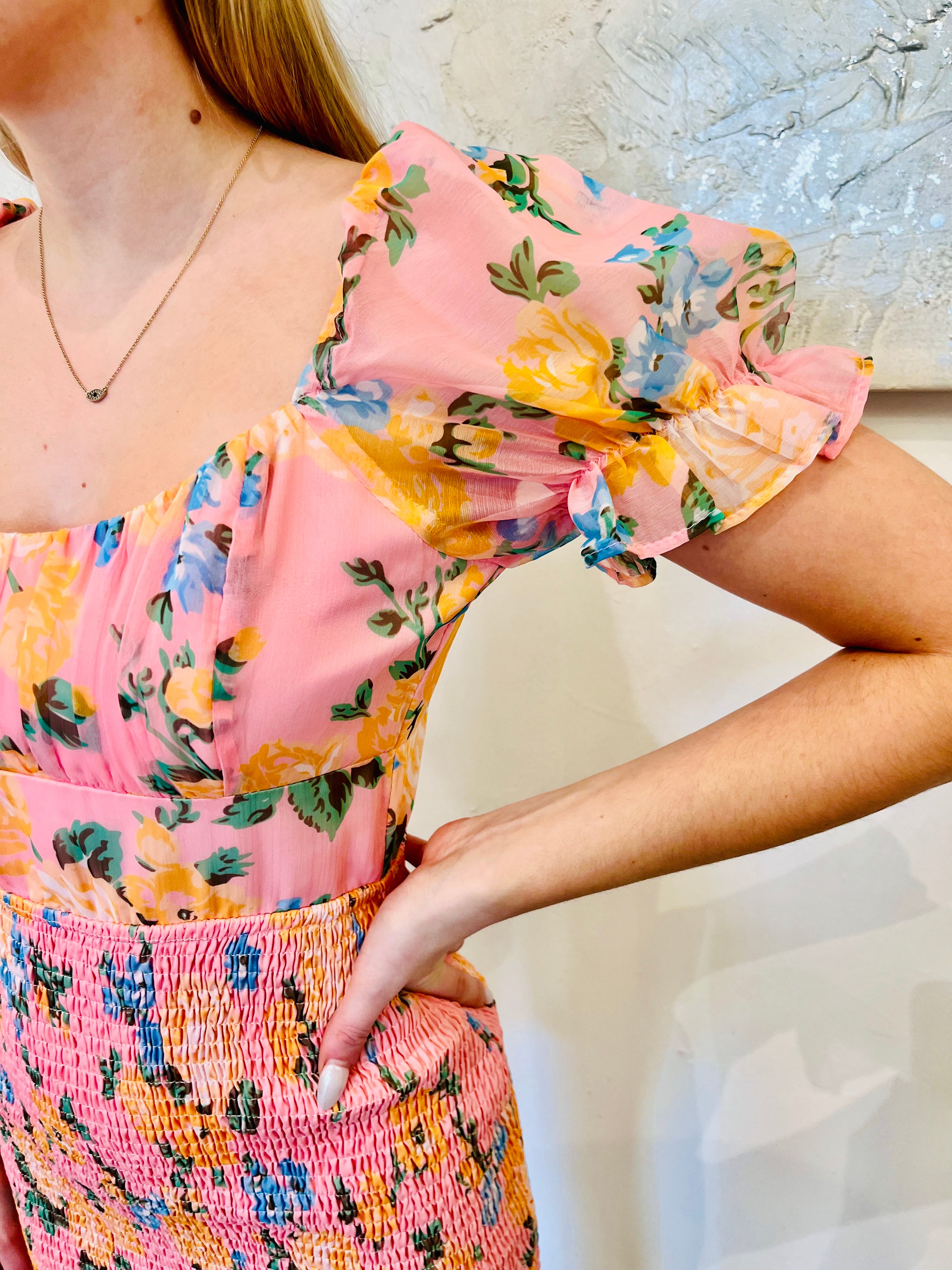 Pink floral short sleeve smocked bodycon mini dress M / Pink floral Pink floral short sleeve smocked bodycon mini dress M / Pink floral